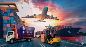 Operarios empacando cajas para envíos a Venezuela desde Bogotá